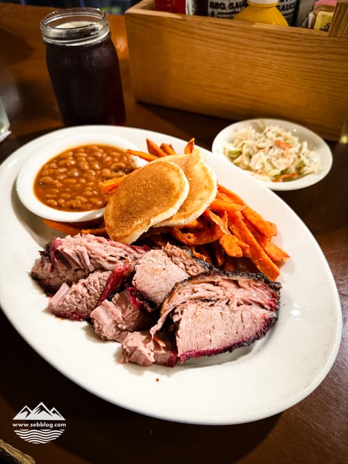 Puckett’s Grocery : brisket fumé avec mini crêpes et frites de patate douce