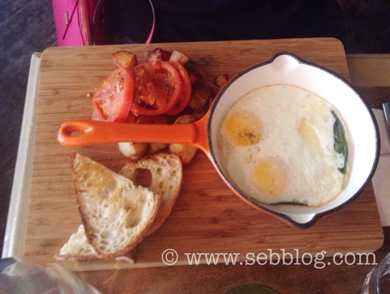 Fried eggs with sage